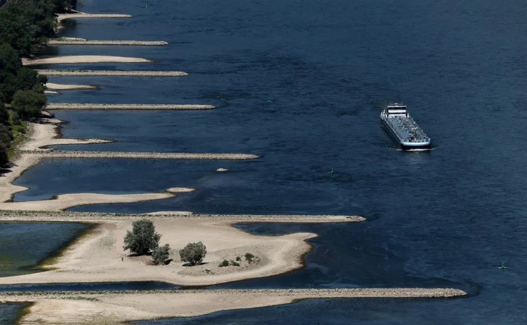 ?海運(yùn)系統(tǒng)：包括船舶、港口和航線，還涵蓋了物流